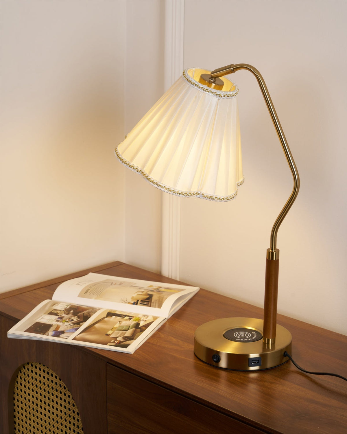 Lampe de Table en Tissu Luxe - Base Dorée et Design Élégant