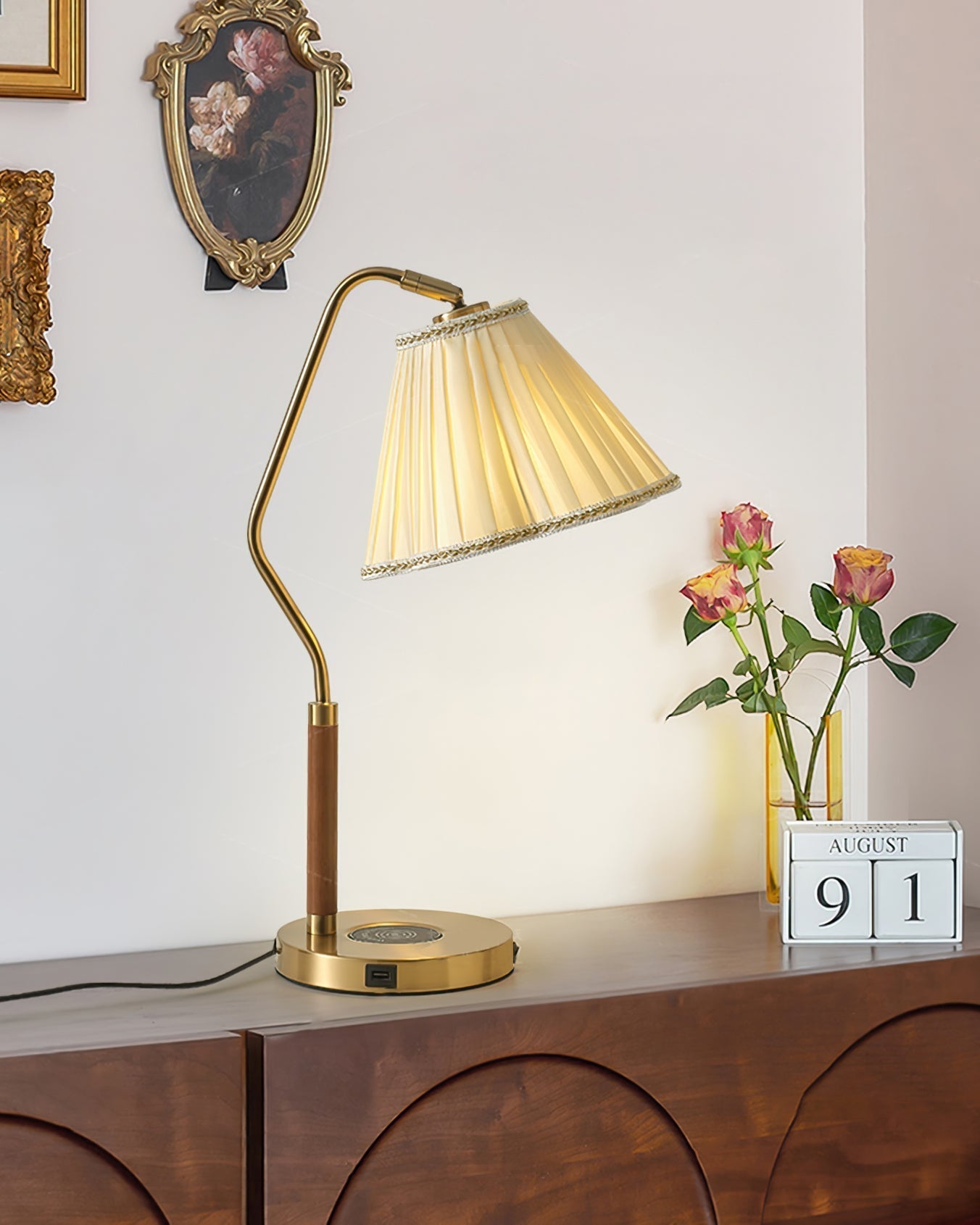 Lampe de Table en Tissu Luxe - Base Dorée et Design Élégant