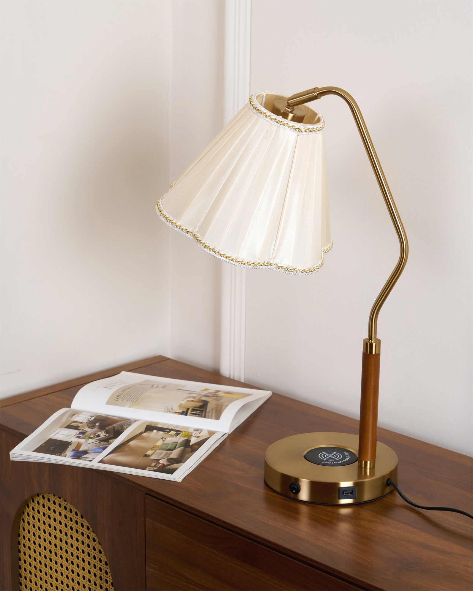 Lampe de Table en Tissu Luxe - Base Dorée et Design Élégant