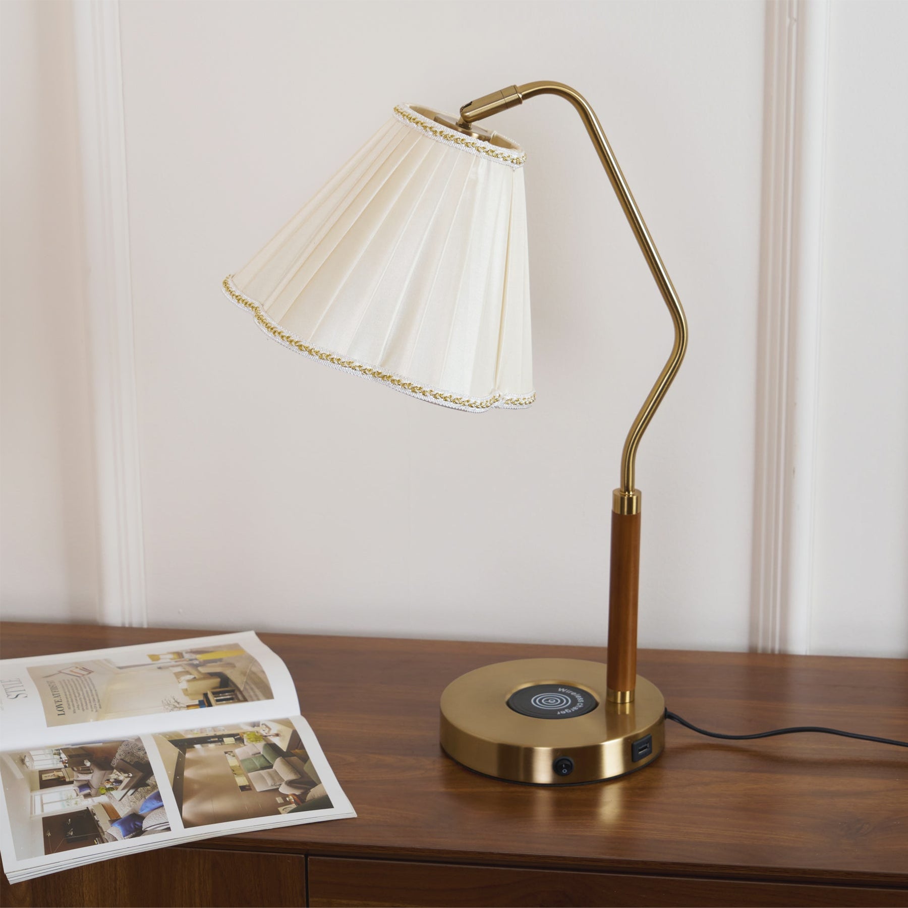 Lampe de Table en Tissu Luxe - Base Dorée et Design Élégant