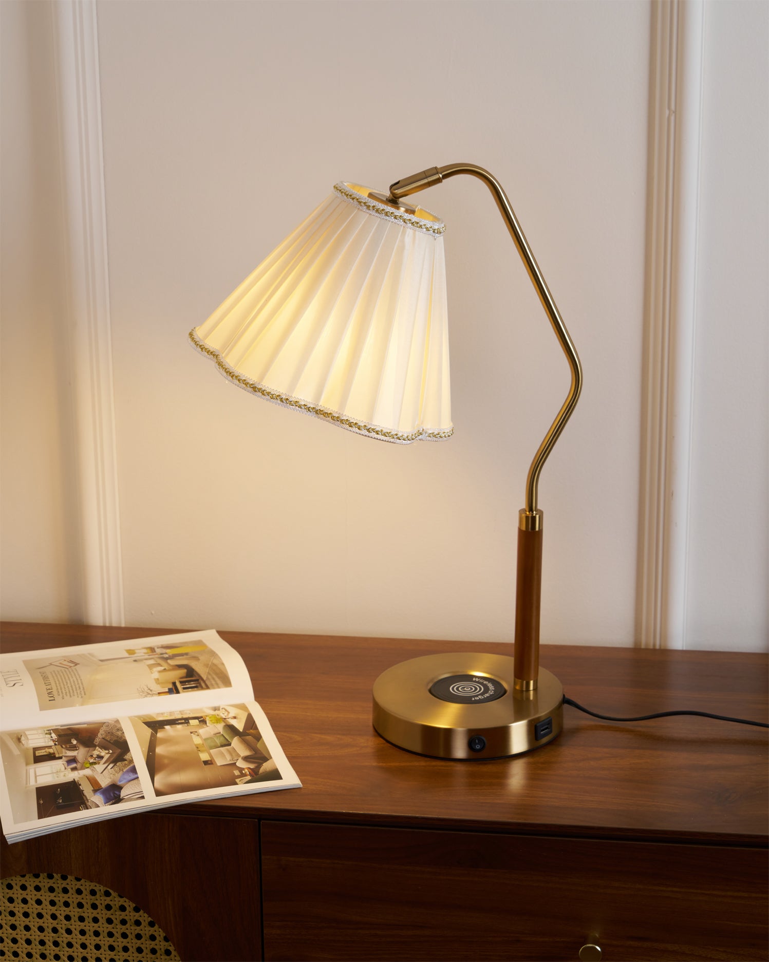 Lampe de Table en Tissu Luxe - Base Dorée et Design Élégant