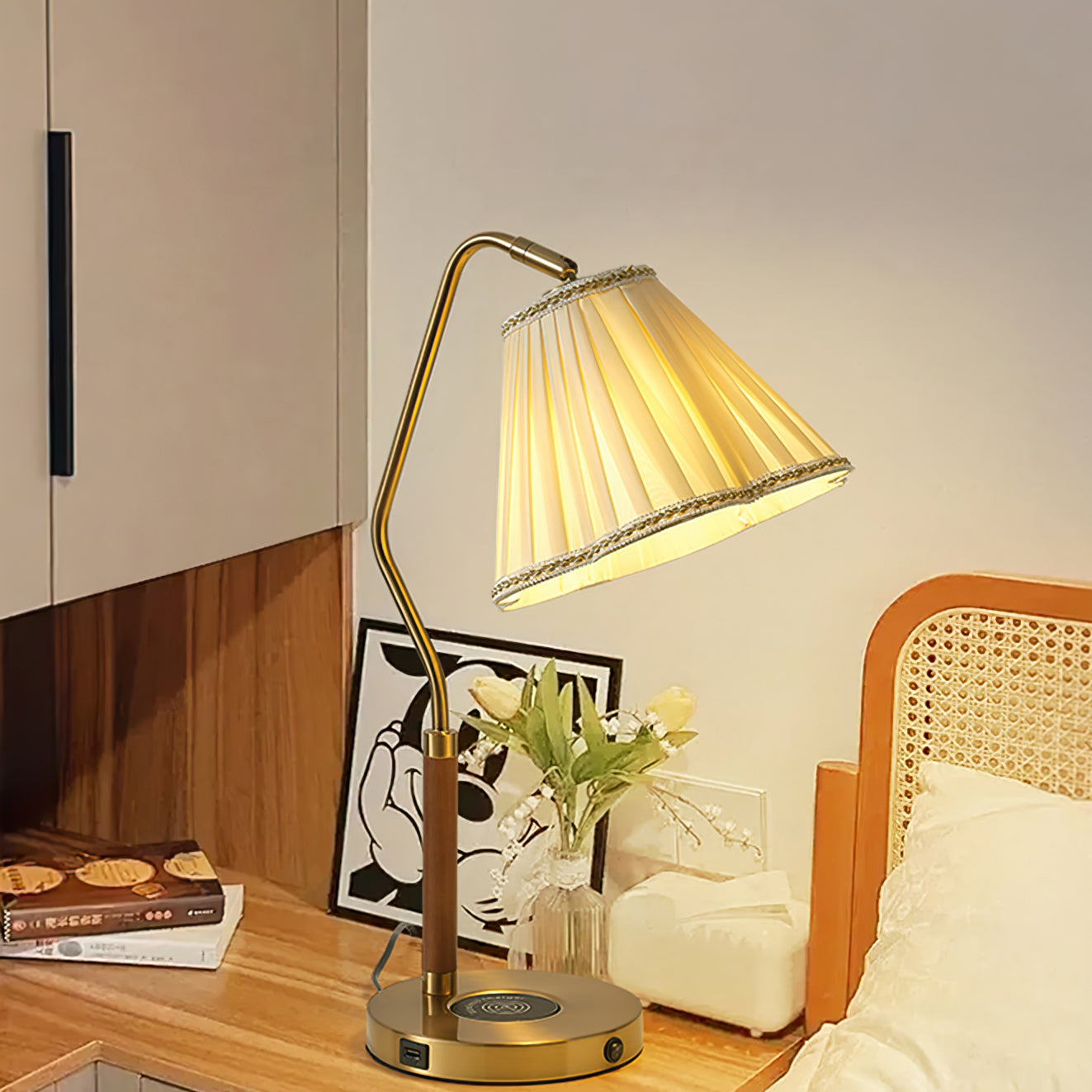 Lampe de Table en Tissu Luxe - Base Dorée et Design Élégant