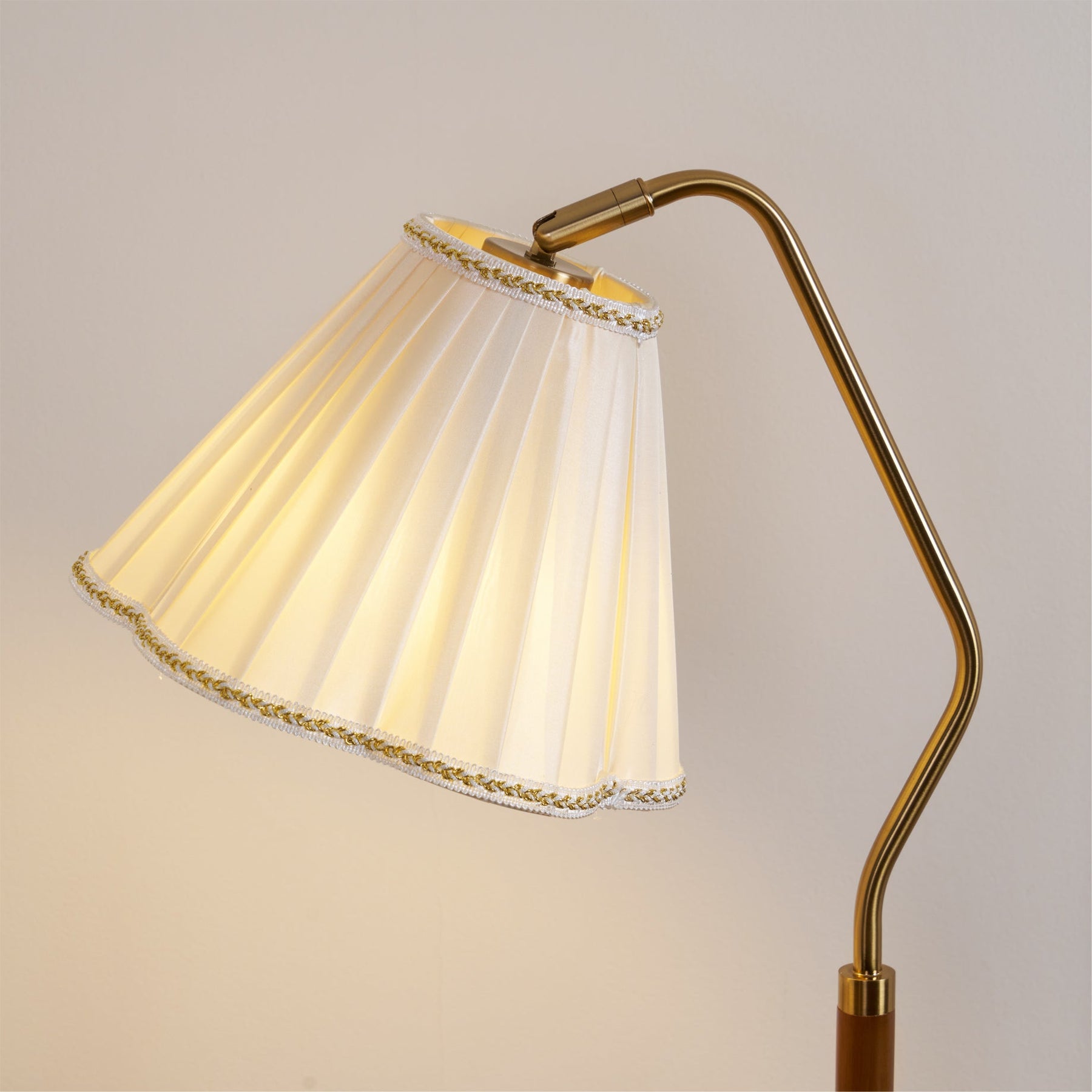 Lampe de Table en Tissu Luxe - Base Dorée et Design Élégant