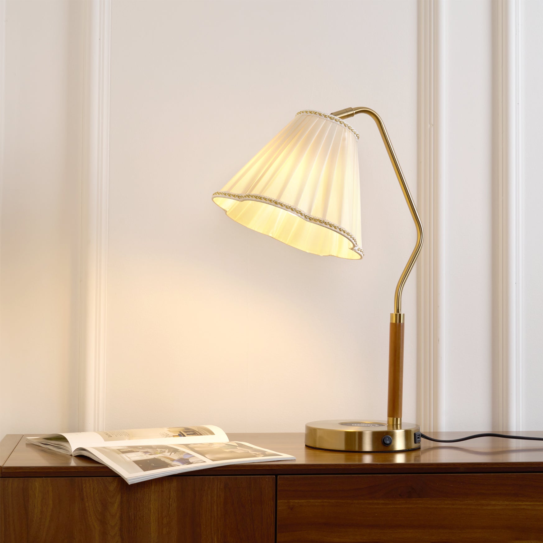 Lampe de Table en Tissu Luxe - Base Dorée et Design Élégant