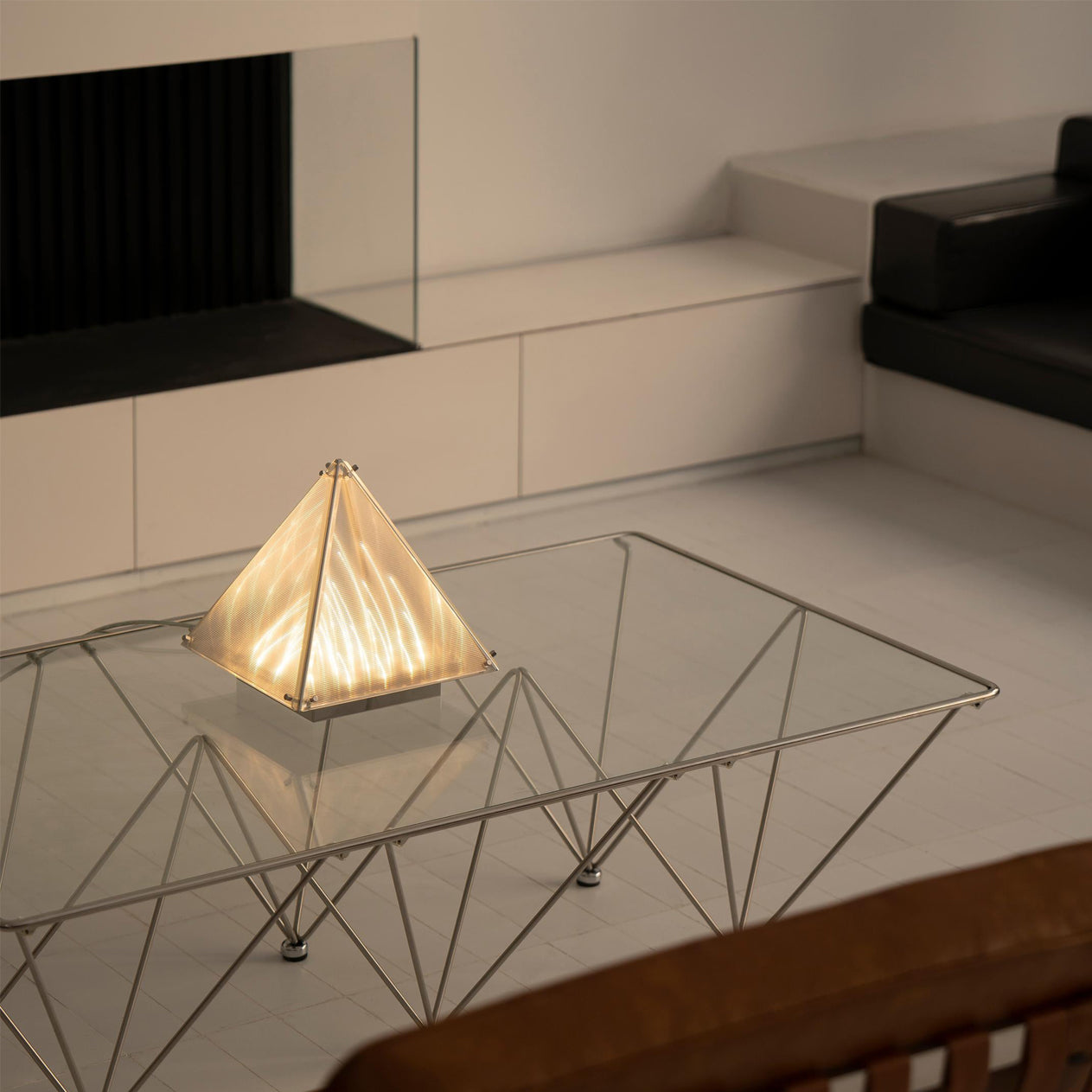 Lampe de Table Triangulaire - Design Élégant en Verre Clair