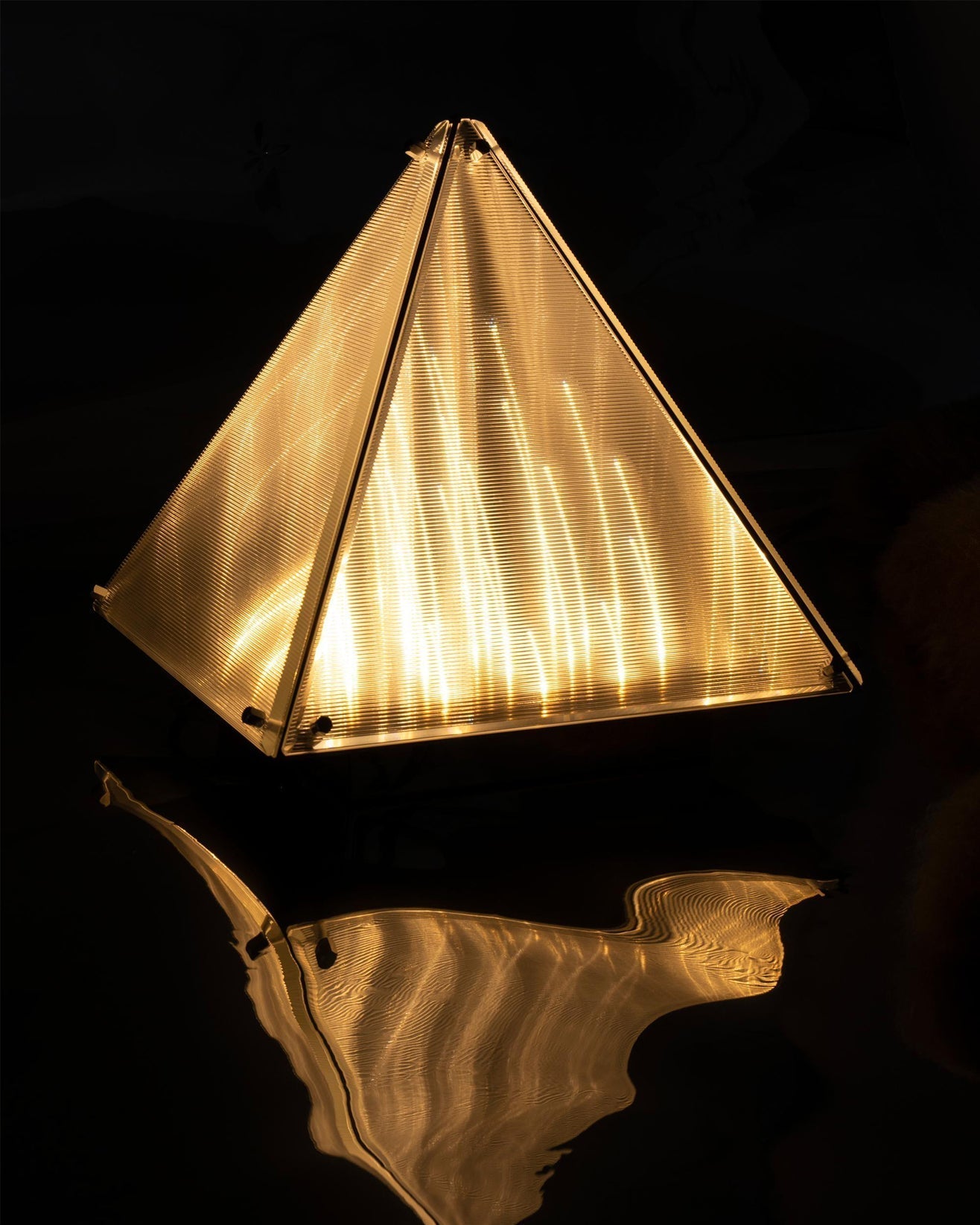 Lampe de Table Triangulaire - Design Élégant en Verre Clair