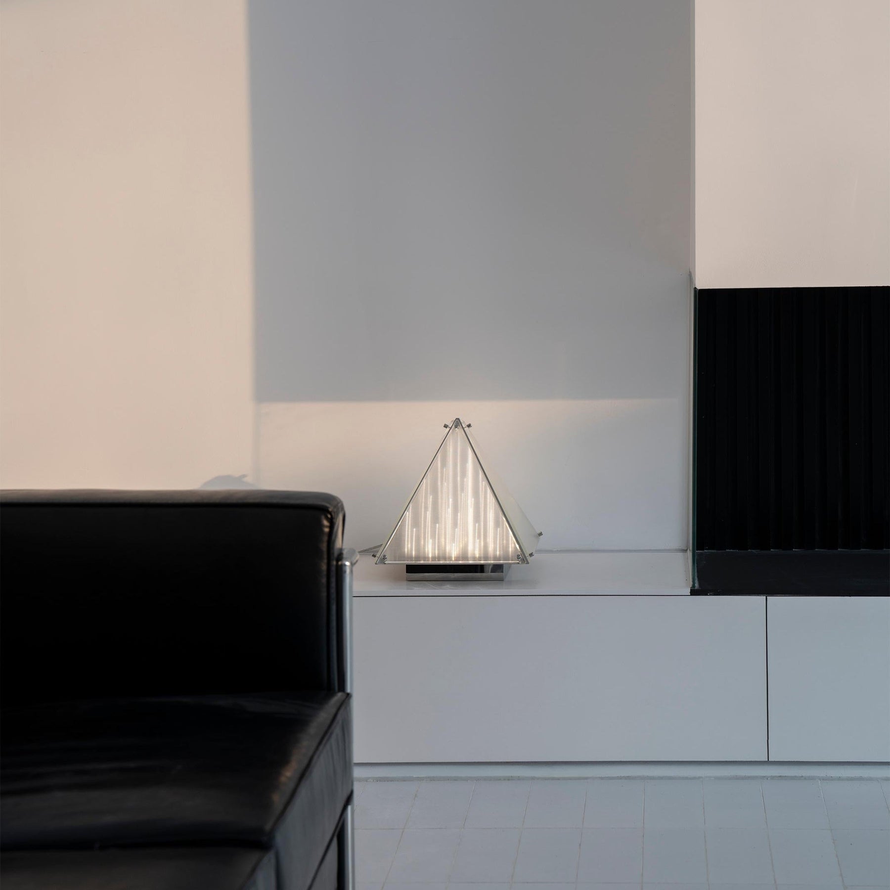 Lampe de Table Triangulaire - Design Élégant en Verre Clair