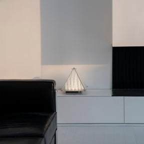 Lampe de Table Triangulaire - Design Élégant en Verre Clair