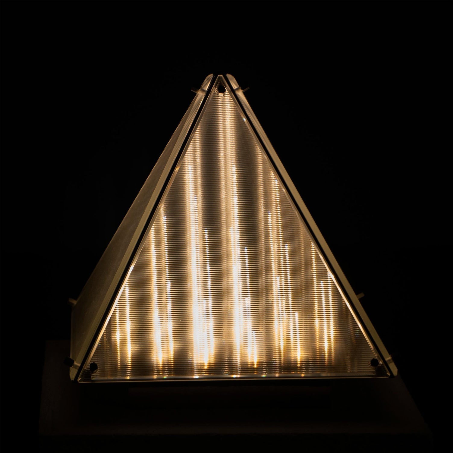 Lampe de Table Triangulaire - Design Élégant en Verre Clair