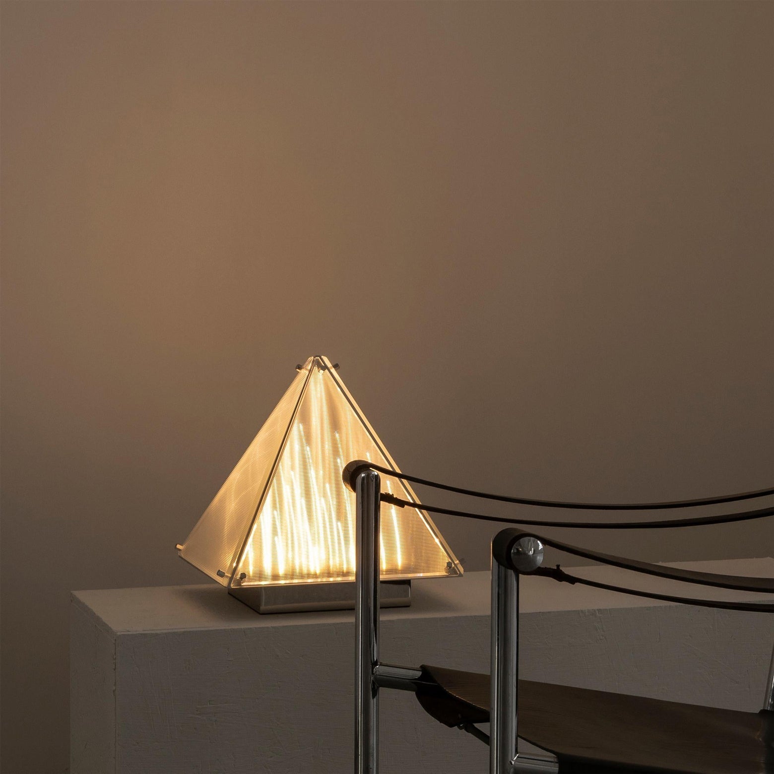 Lampe de Table Triangulaire - Design Élégant en Verre Clair