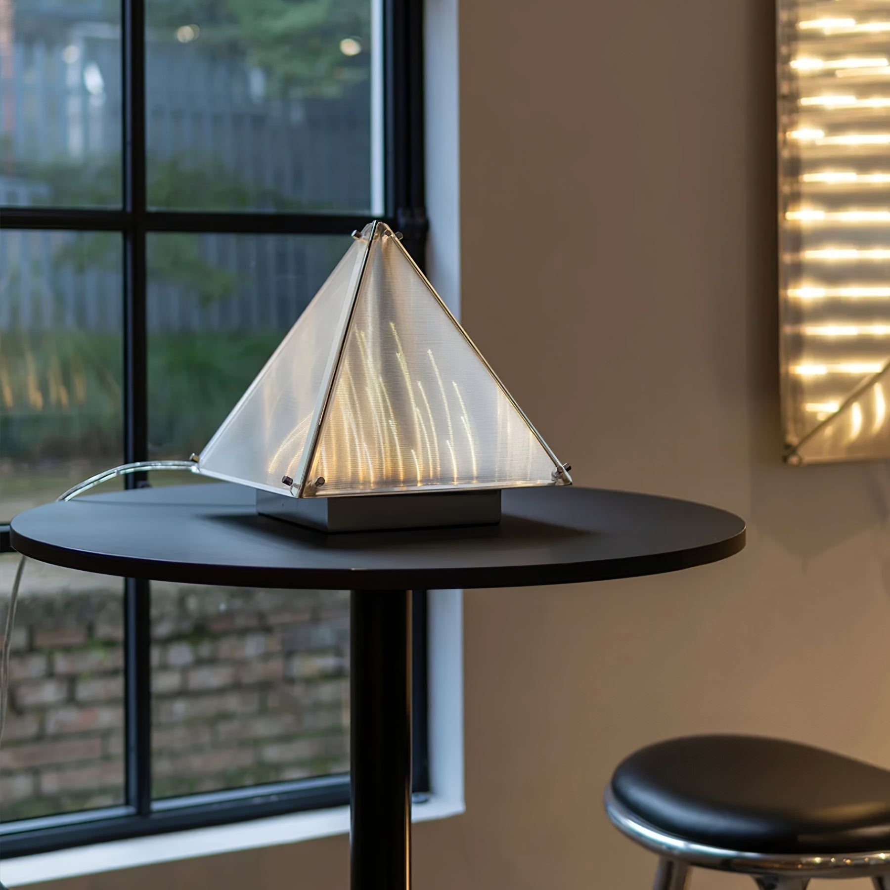 Lampe de Table Triangulaire - Design Élégant en Verre Clair