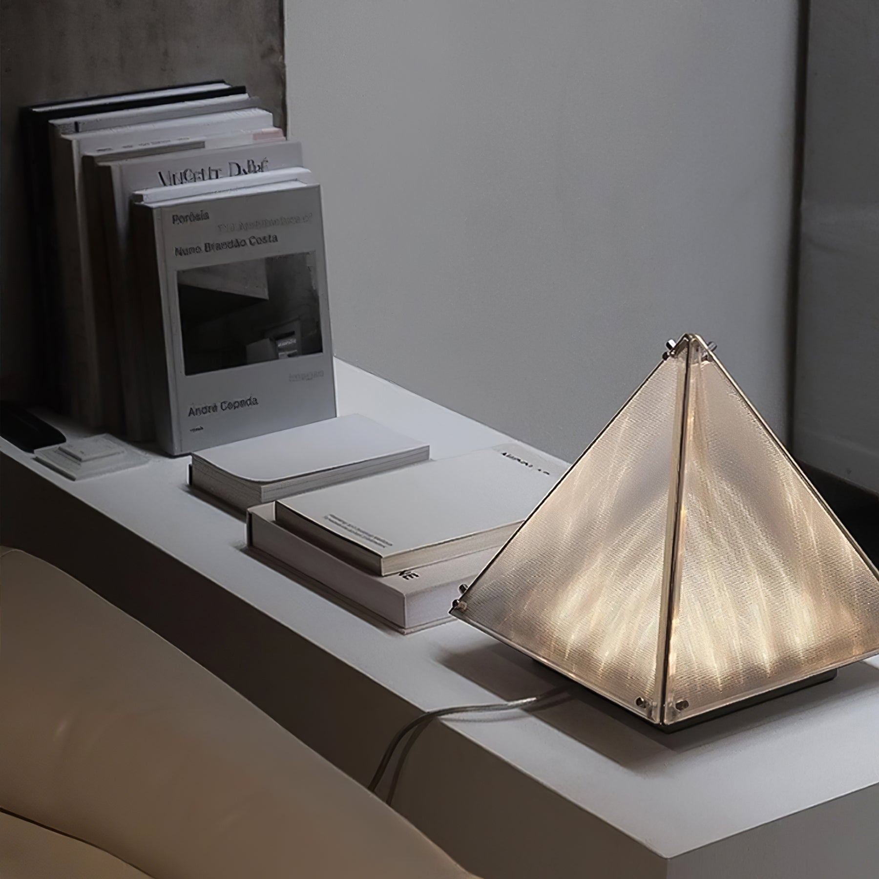 Lampe de Table Triangulaire - Design Élégant en Verre Clair
