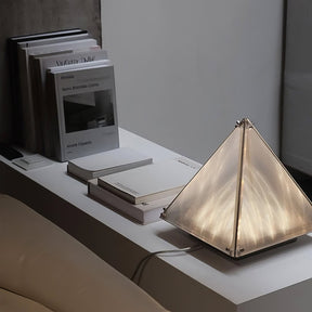 Lampe de Table Triangulaire - Design Élégant en Verre Clair