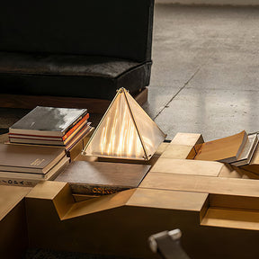Lampe de Table Triangulaire - Design Élégant en Verre Clair