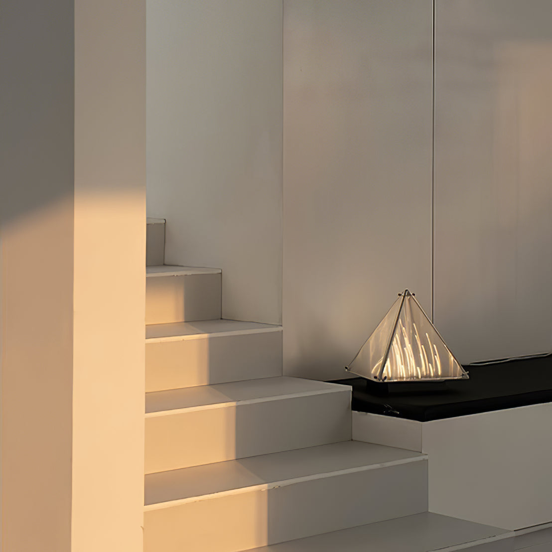 Lampe de Table Triangulaire - Design Élégant en Verre Clair