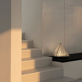 Lampe de Table Triangulaire - Design Élégant en Verre Clair