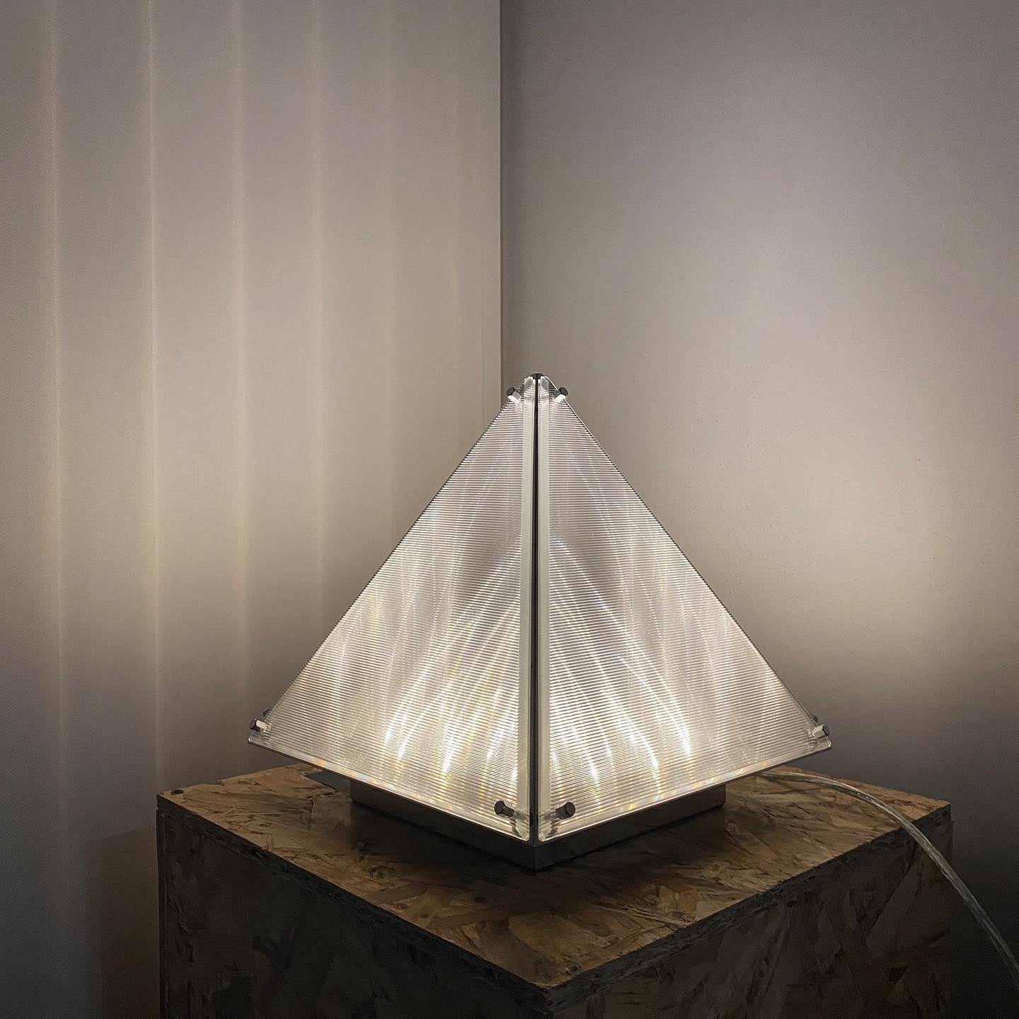 Lampe de Table Triangulaire - Design Élégant en Verre Clair