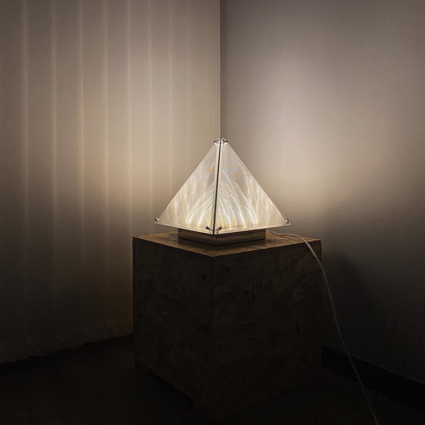 Lampe de Table Triangulaire - Design Élégant en Verre Clair