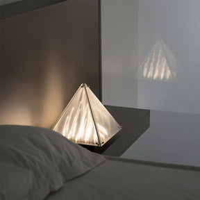 Lampe de Table Triangulaire - Design Élégant en Verre Clair