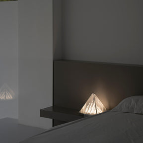 Lampe de Table Triangulaire - Design Élégant en Verre Clair