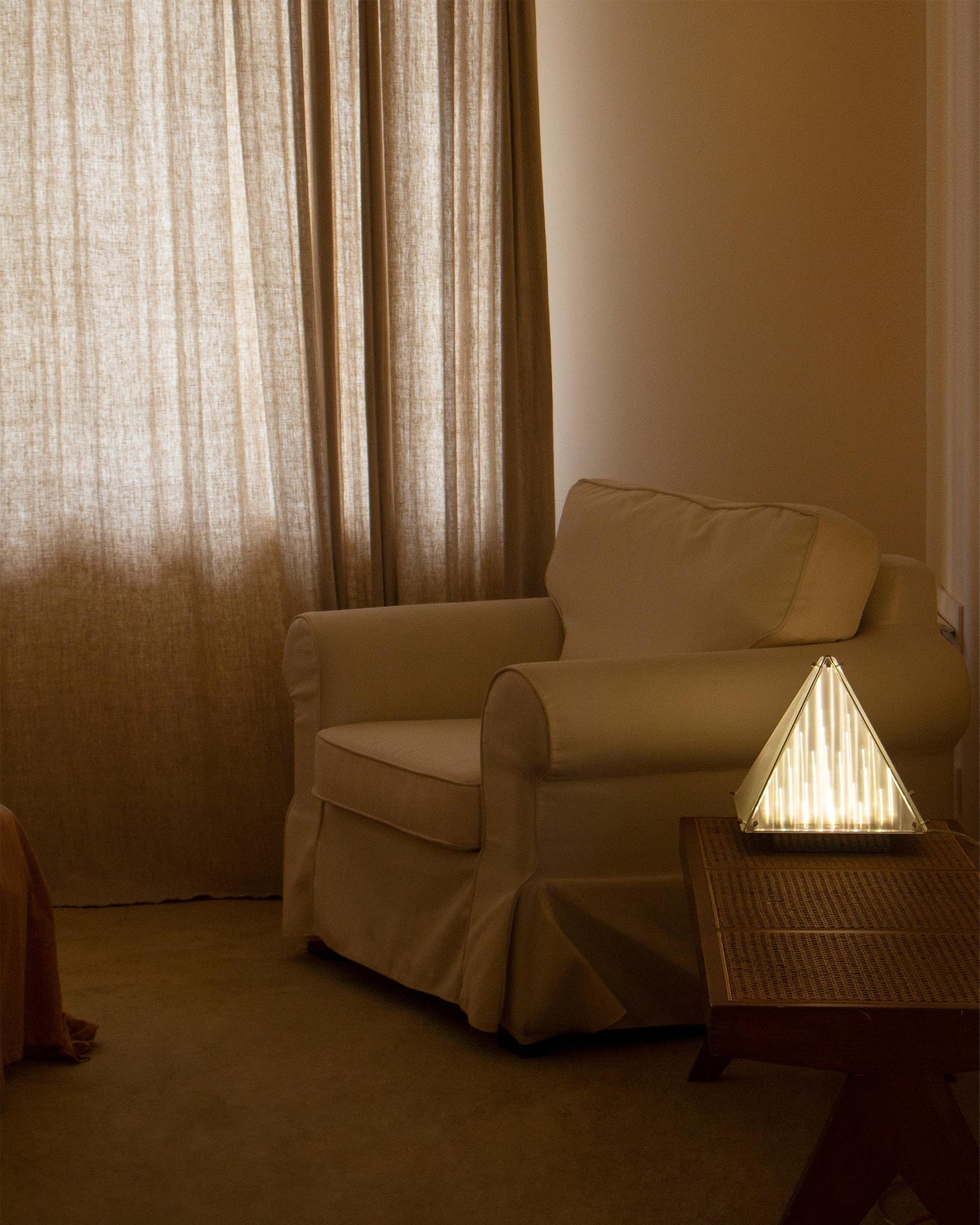 Lampe de Table Triangulaire - Design Élégant en Verre Clair