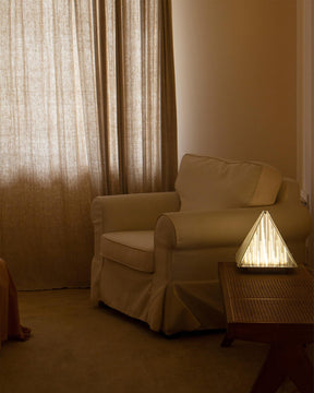 Lampe de Table Triangulaire - Design Élégant en Verre Clair