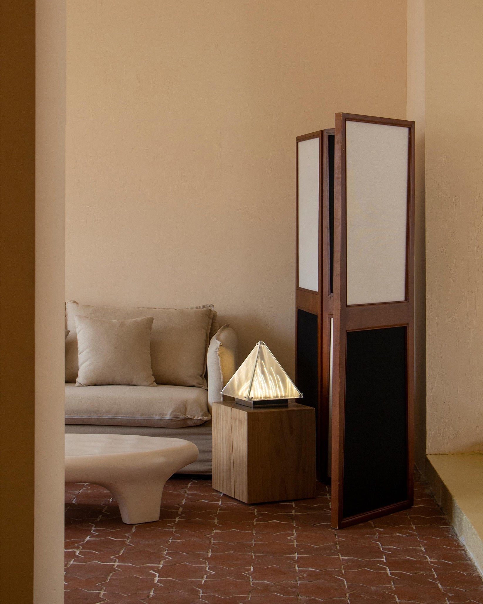 Lampe de Table Triangulaire - Design Élégant en Verre Clair