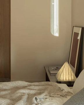 Lampe de Table Triangulaire - Design Élégant en Verre Clair
