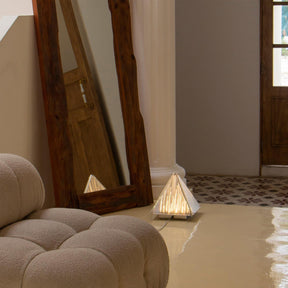 Lampe de Table Triangulaire - Design Élégant en Verre Clair