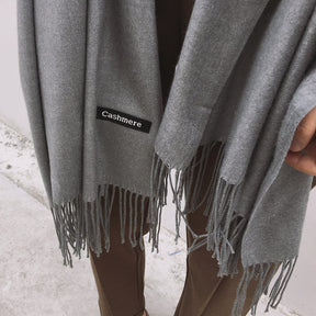 Écharpe Élégante à Franges pour Femmes - Style Monochrome et Confort Optimal