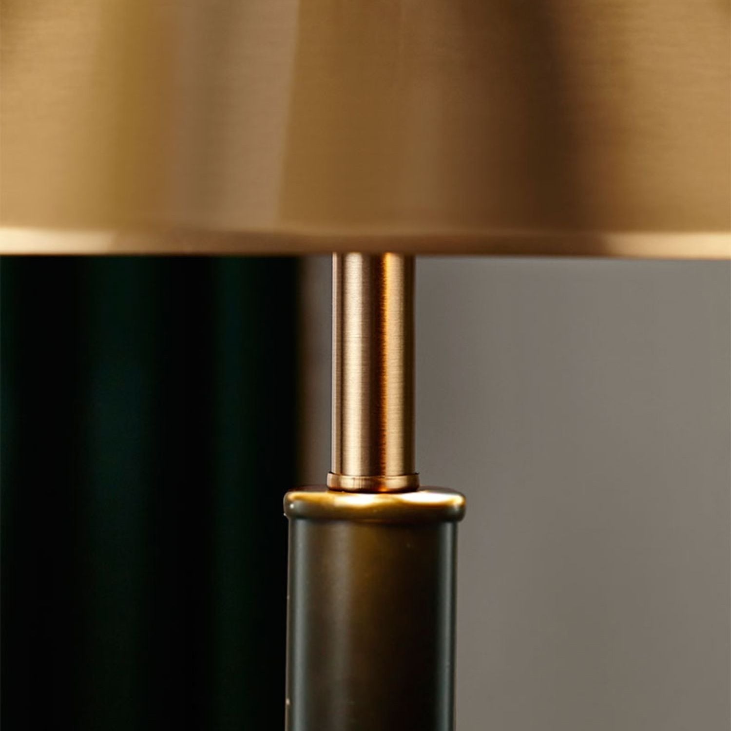 Lampe de Table Moderne Noir et Or - Élégance et Éclairage Raffiné