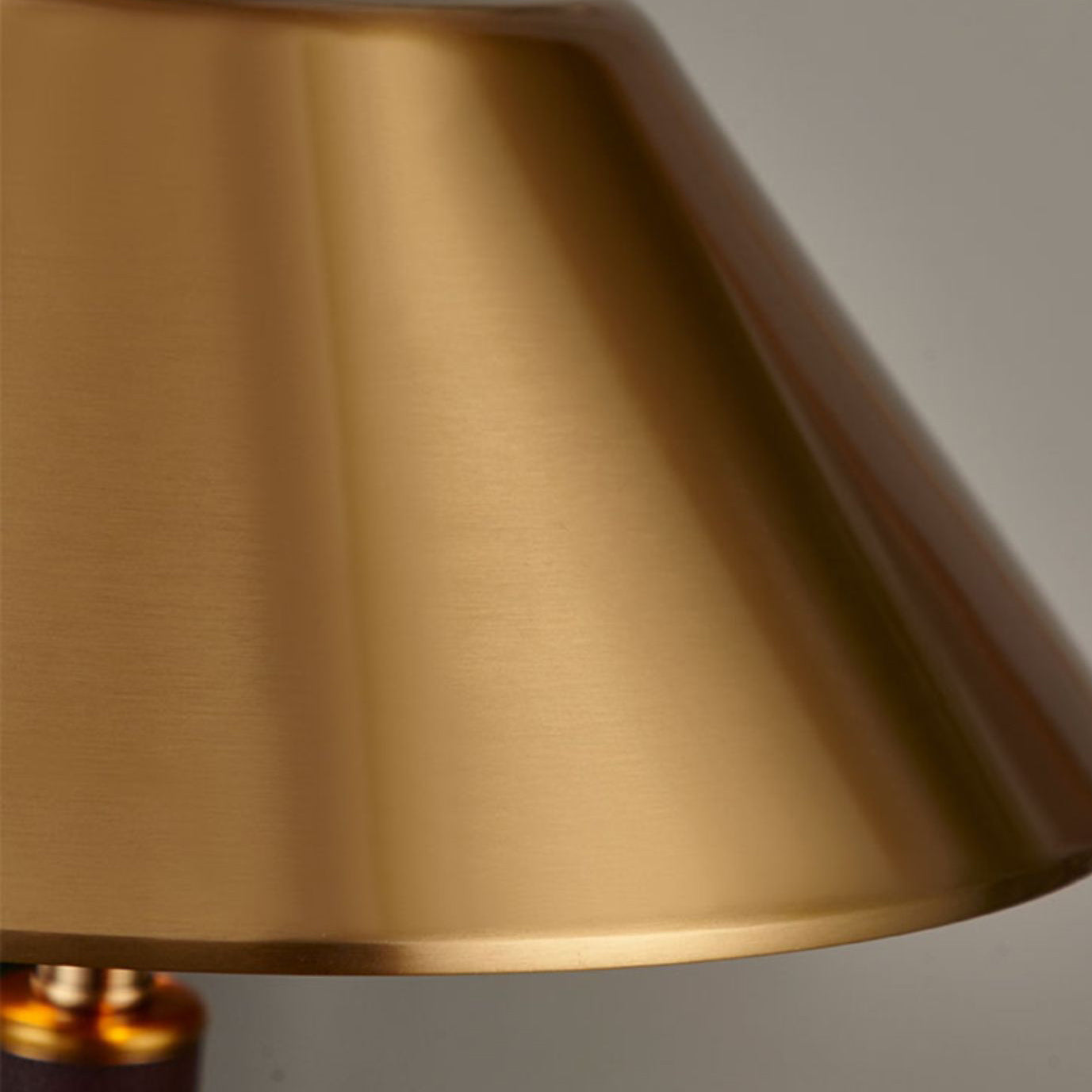 Lampe de Table Moderne Noir et Or - Élégance et Éclairage Raffiné