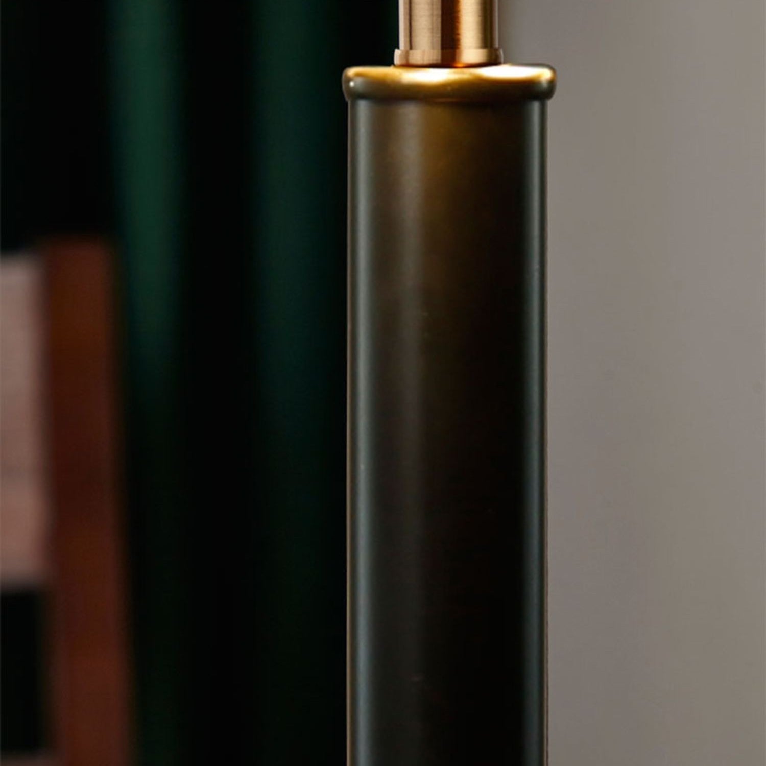 Lampe de Table Moderne Noir et Or - Élégance et Éclairage Raffiné