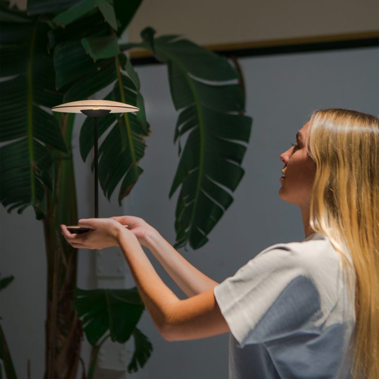 Lampe de Bureau LED Design - Éclairage Innovant et Finitions Modernes