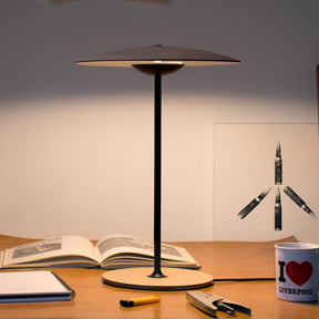 Lampe de Bureau LED Design - Éclairage Innovant et Finitions Modernes