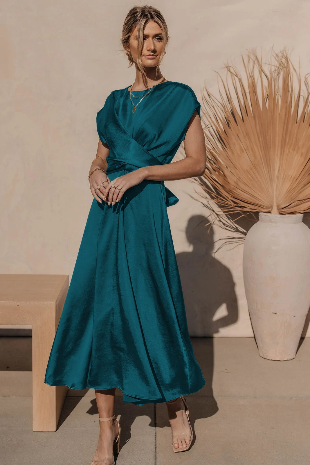 Robe Midi Élégante pour Soirées - Tissu Satiné et Coupe Flatteuse