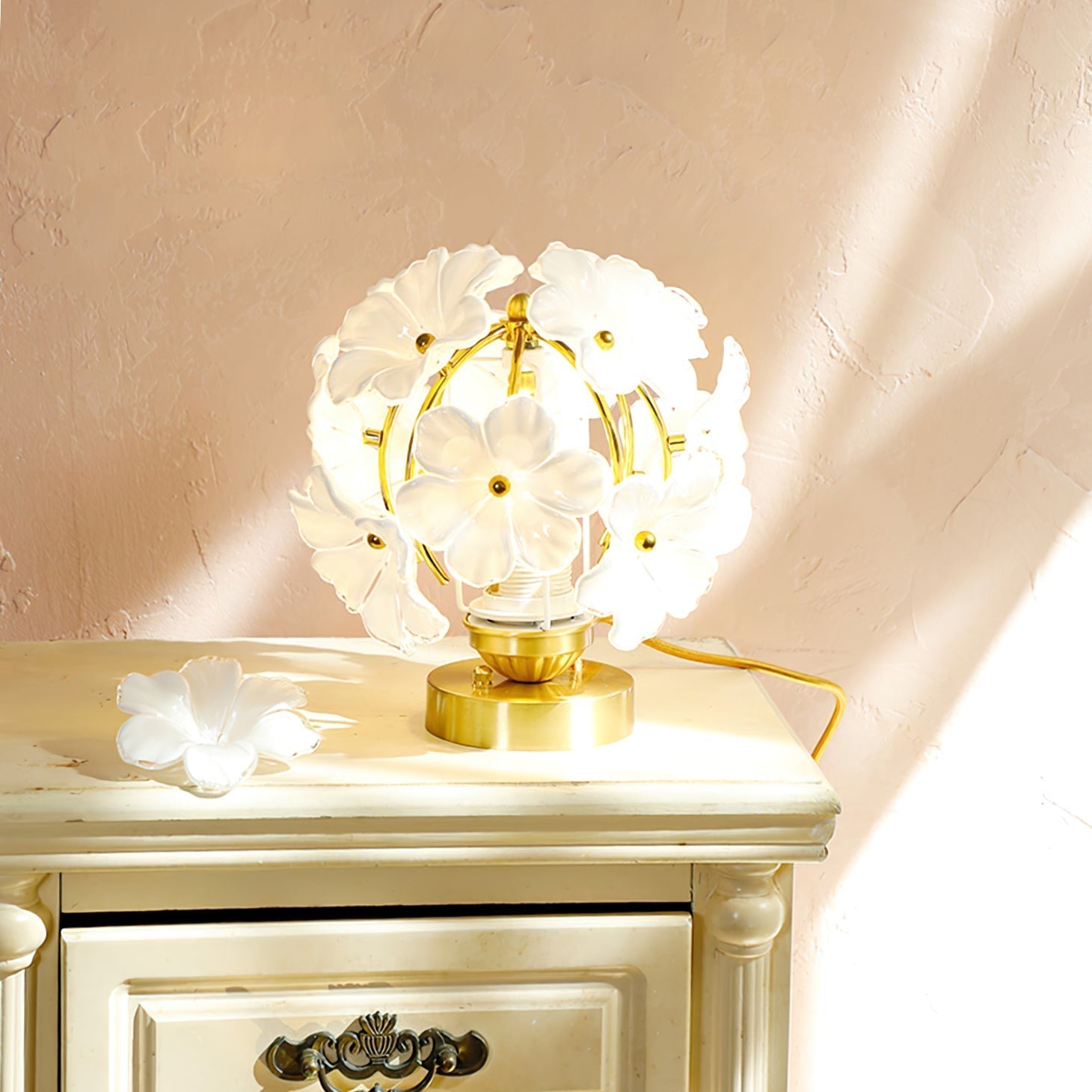 Lampe d'Accent Florale Élégante - Design Raffiné en Métal et Verre