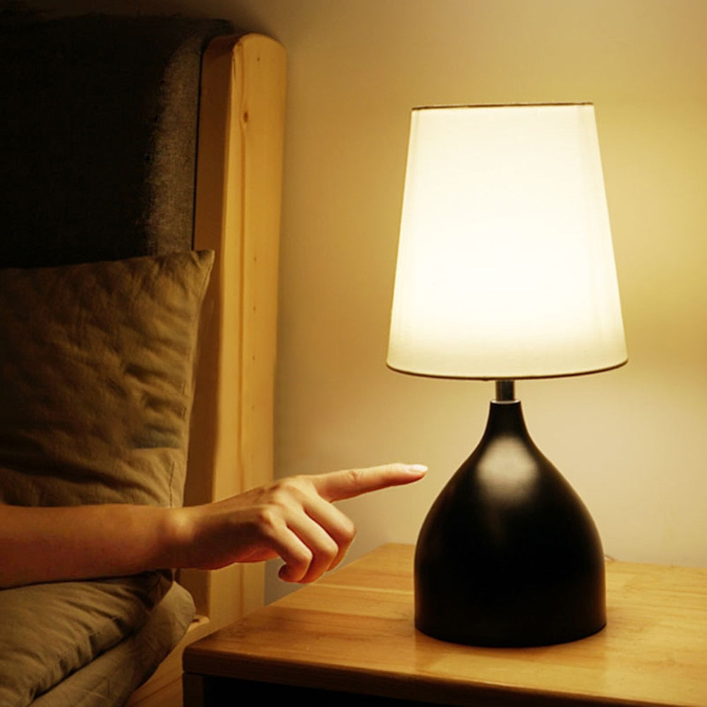 Lampe de Table LED Contemporaine - Éclairage Écologique et Élégant