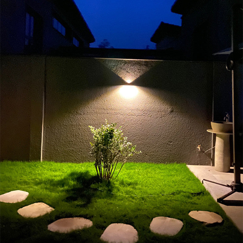 Lampe Solaire d'Extérieur Moderne - Éclairage Durable et Résistant aux Intempéries