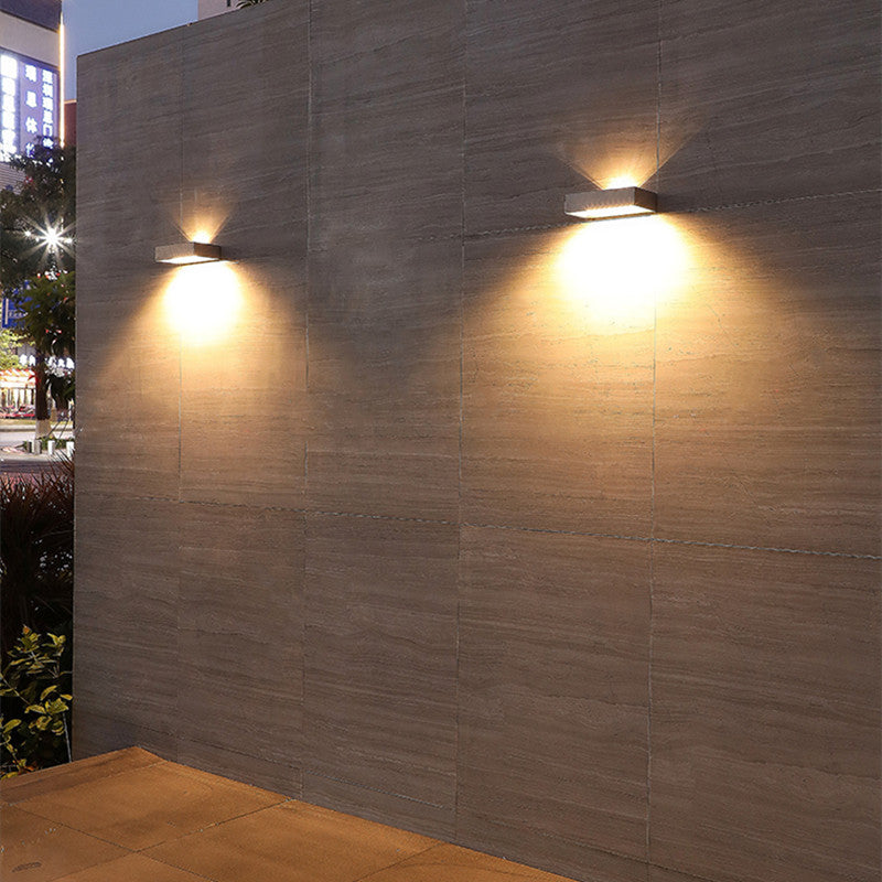 Lampe Solaire d'Extérieur Moderne - Éclairage Durable et Résistant aux Intempéries