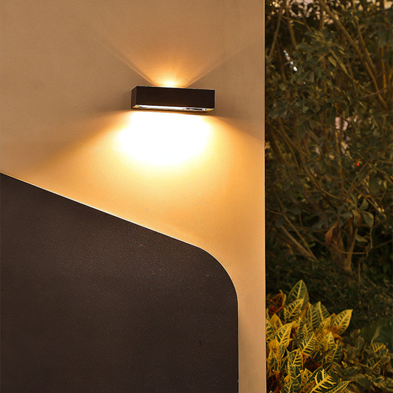 Lampe Solaire d'Extérieur Moderne - Éclairage Durable et Résistant aux Intempéries