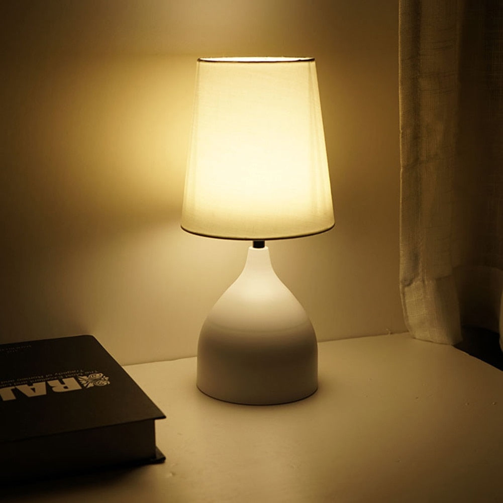Lampe de Table LED Contemporaine - Éclairage Écologique et Élégant