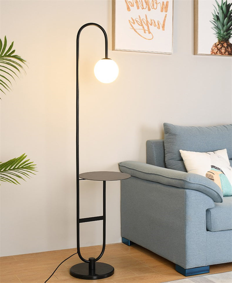 Lampadaire Scandinave avec Table Intégrée - Éclairage Économe et Design Élégant