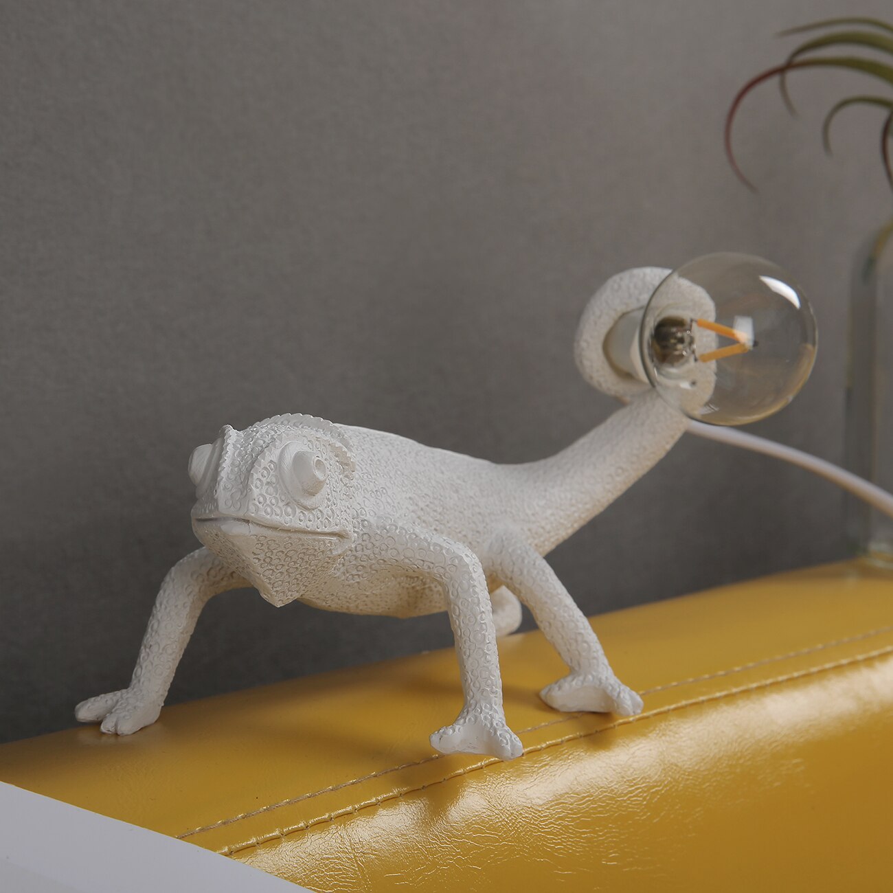 Lampe de Table en Résine Lézard - Design Unique et Éclairage Doux