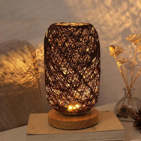 Lampe de Table en Rotin - Élégance Naturelle et Ambiance Chaleureuse