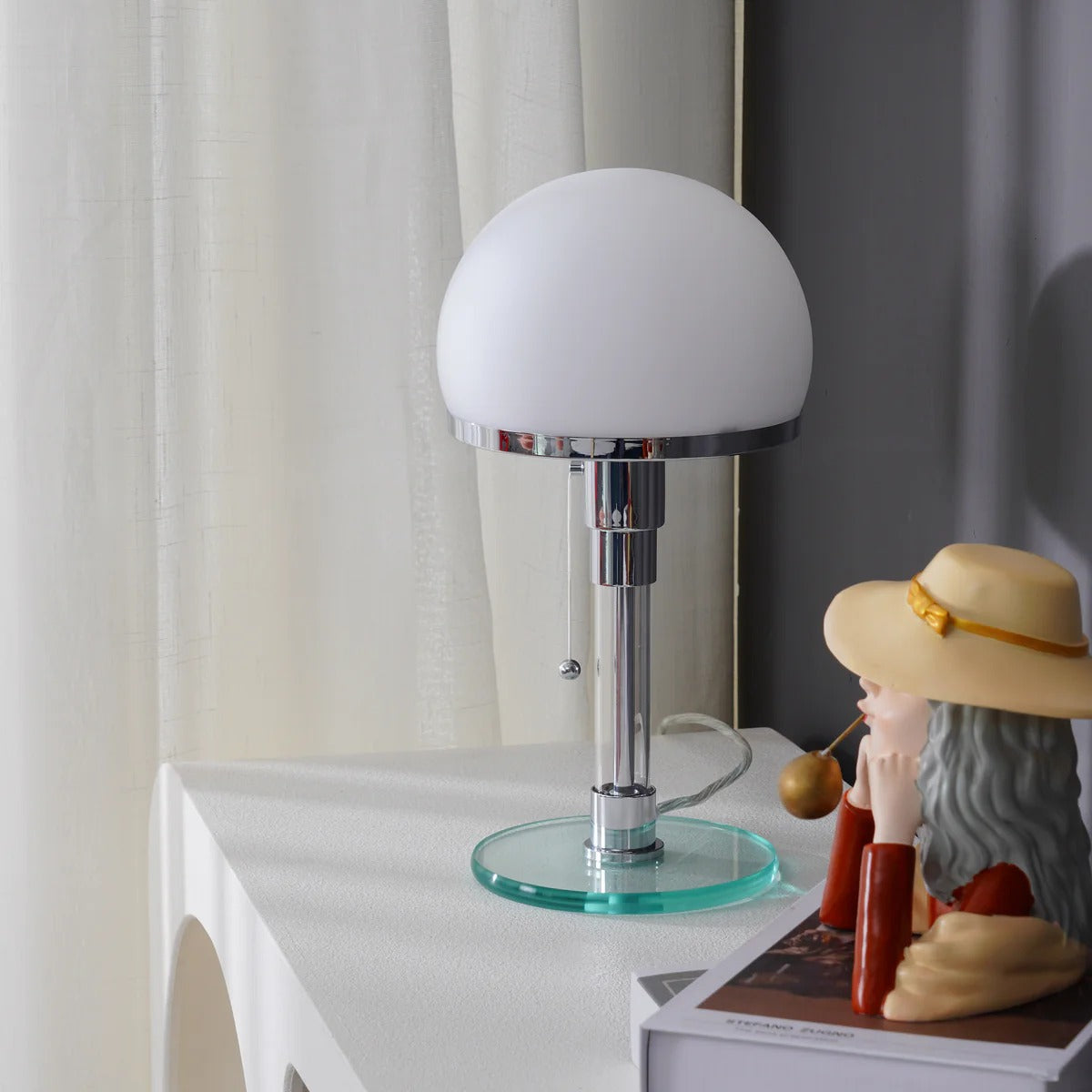 Lampe de Table Chrome Élégante - Design Hémisphérique et Surface Réfléchissante