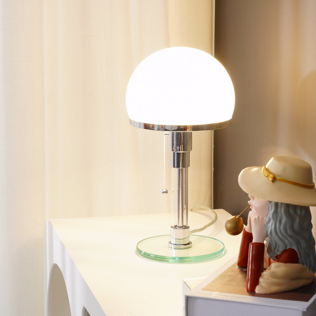 Lampe de Table Chrome Élégante - Design Hémisphérique et Surface Réfléchissante