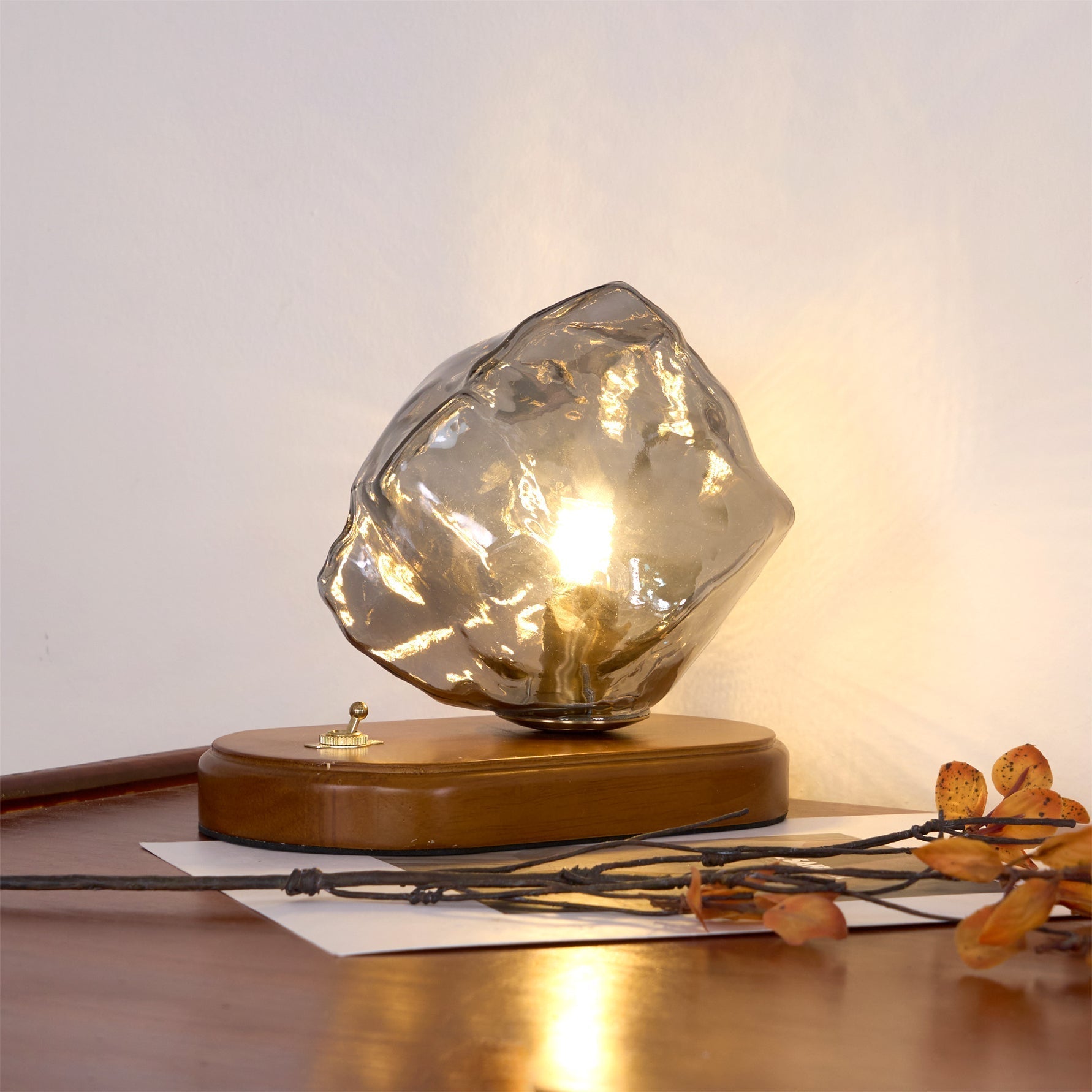 Lampe de Table en Verre Ambre - Design Vintage et Éclairage Chaleureux