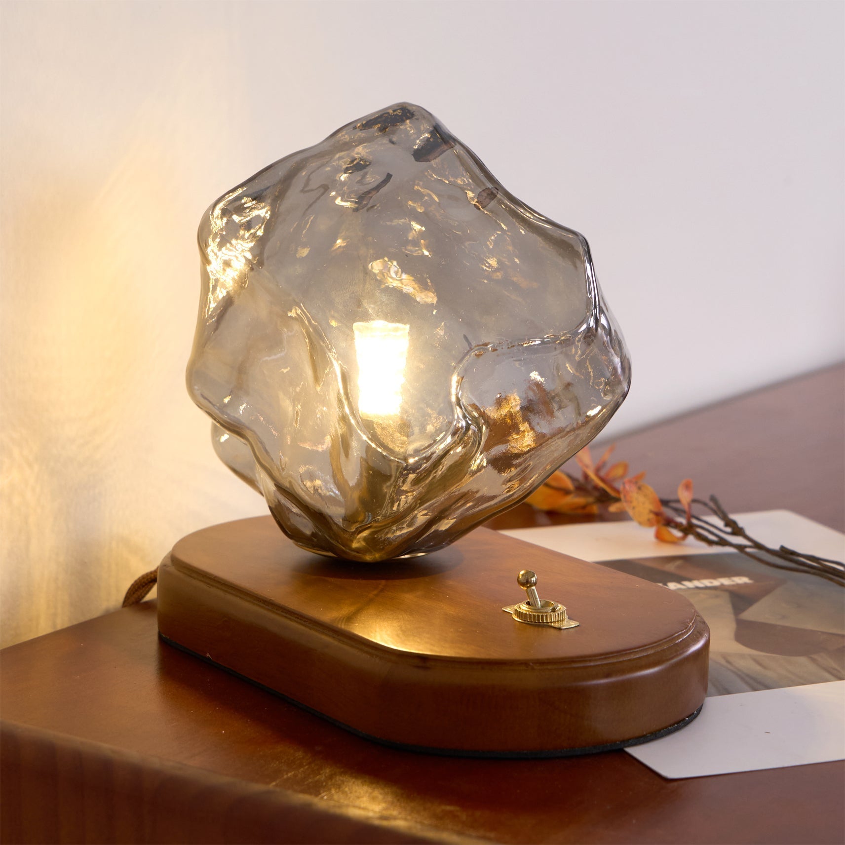 Lampe de Table en Verre Ambre - Design Vintage et Éclairage Chaleureux