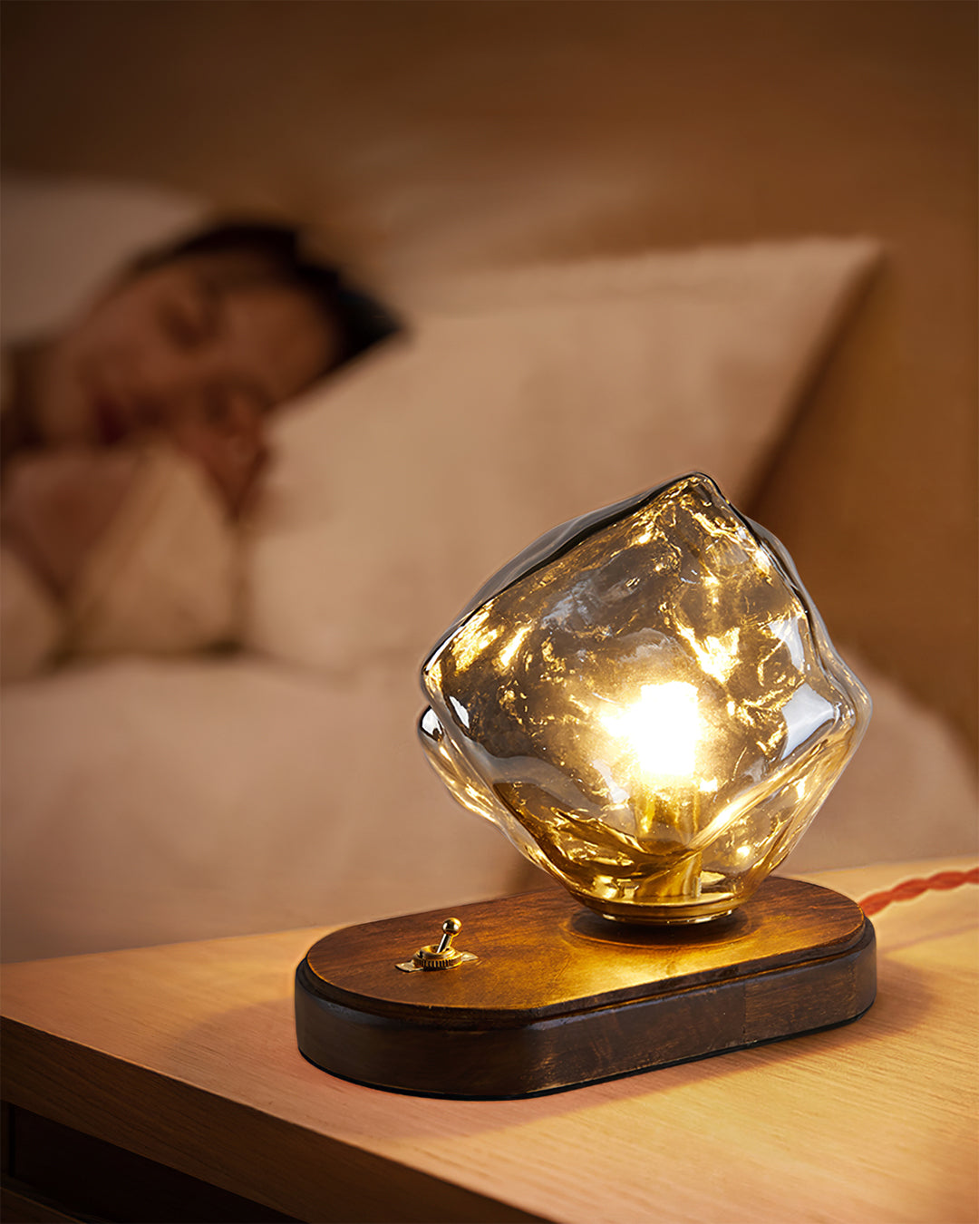 Lampe de Table en Verre Ambre - Design Vintage et Éclairage Chaleureux